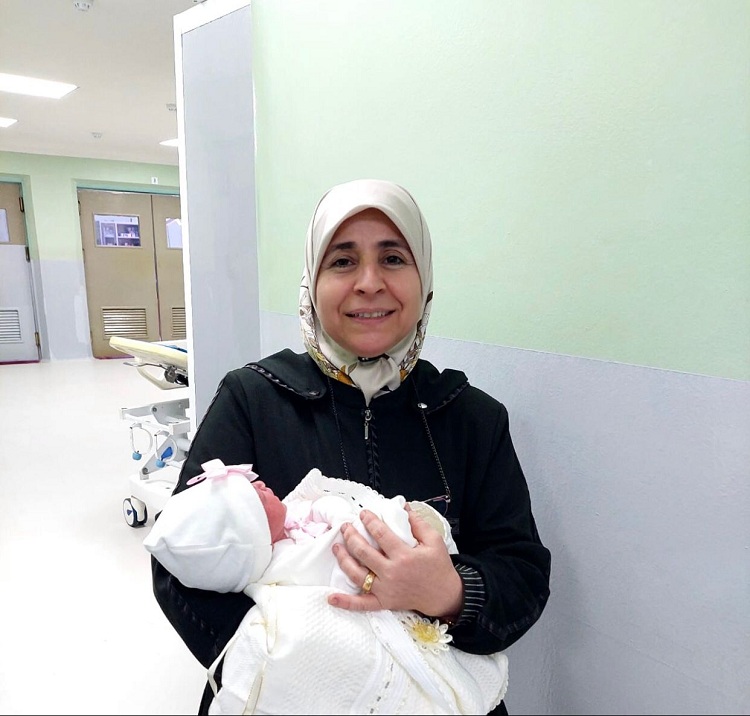 ولادة طفلة من عمليات أطفال الأنابيب